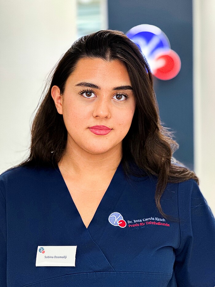 Karriere im Team Dr. Kirsch Sabina Auszubildende zur ZFA Karriere im Team Dr. Kirsch